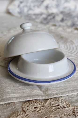 Petite cloche à beurre vintage en faïence blanche – Motif pomme bleue
