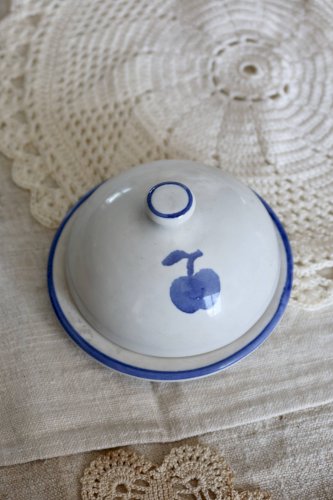 Petite cloche à beurre vintage en faïence blanche – Motif pomme bleue