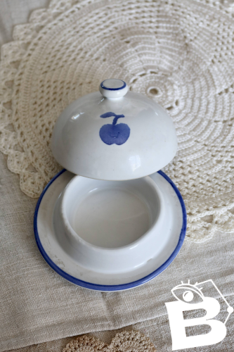 Petite cloche à beurre vintage en faïence blanche – Motif pomme bleue