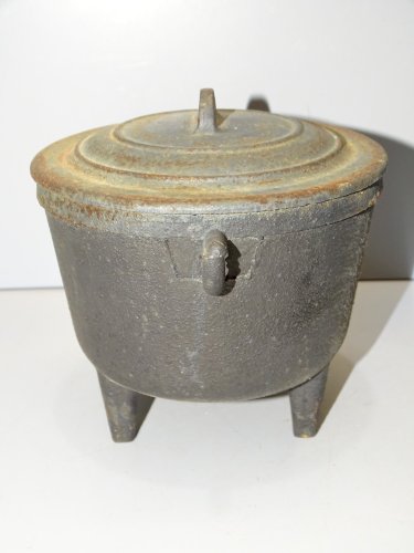 -PETITE COCOTTE EN FONTE LE CAPUCIN SANS SA ANSE COLLECTION DECO CUISINE    D