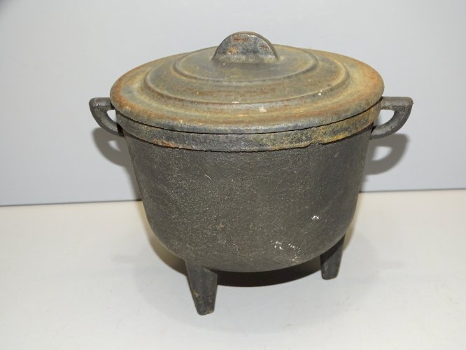 -PETITE COCOTTE EN FONTE LE CAPUCIN SANS SA ANSE COLLECTION DECO CUISINE    D