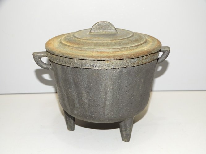 -PETITE COCOTTE EN FONTE LE CAPUCIN SANS SA ANSE COLLECTION DECO CUISINE    D