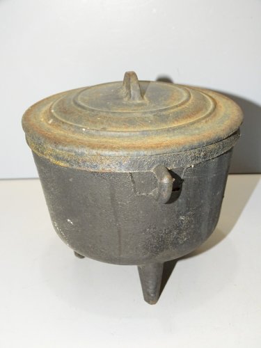 -PETITE COCOTTE EN FONTE LE CAPUCIN SANS SA ANSE COLLECTION DECO CUISINE    D