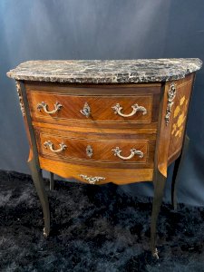 Petite commode demi-lune à décor marqueté et bronze style Louis XV