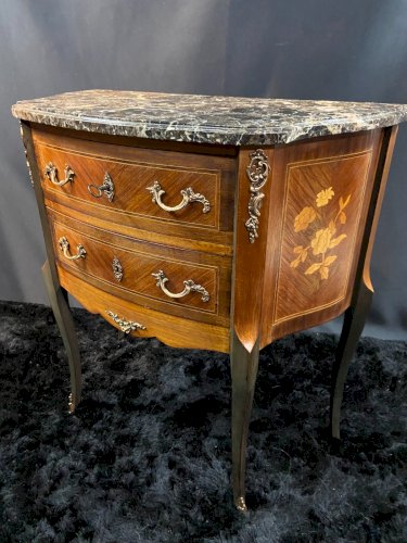 Petite commode demi-lune à décor marqueté et bronze style Louis XV