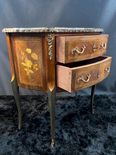 Petite commode demi-lune à décor marqueté et bronze style Louis XV