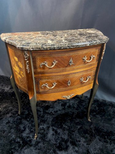 Petite commode demi-lune à décor marqueté et bronze style Louis XV