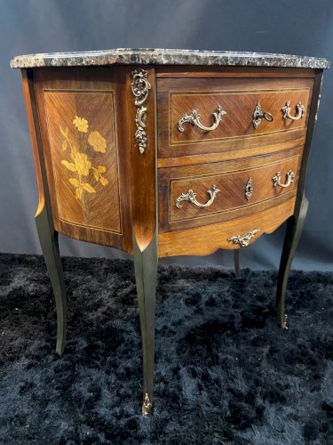 Petite commode demi-lune à décor marqueté et bronze style Louis XV