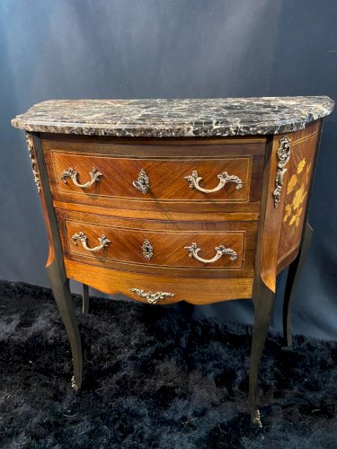 Petite commode demi-lune à décor marqueté et bronze style Louis XV
