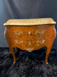 Petite commode toutes faces galbées à décor marqueté et bronze style Louis XV