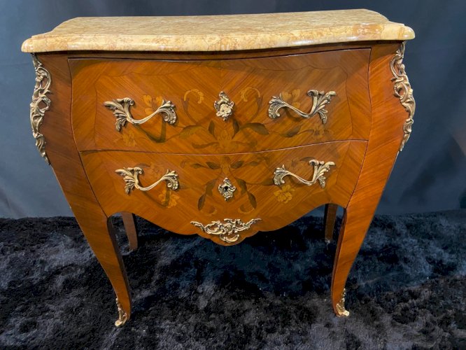 Petite commode toutes faces galbées à décor marqueté et bronze style Louis XV