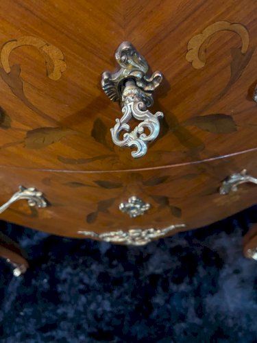 Petite commode toutes faces galbées à décor marqueté et bronze style Louis XV