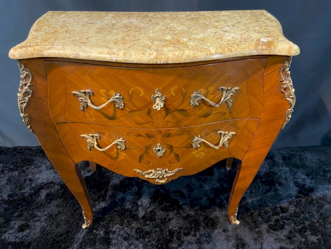 Petite commode toutes faces galbées à décor marqueté et bronze style Louis XV