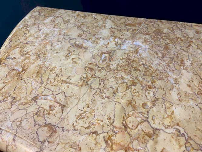 Petite commode toutes faces galbées à décor marqueté et bronze style Louis XV