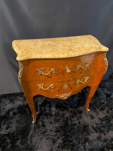 Petite commode toutes faces galbées à décor marqueté et bronze style Louis XV