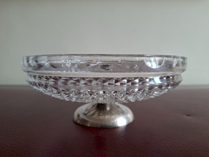 Petite coupe de service en cristal sur piédouche en argent 800 / 1000 diamètre 14,8 cm hauteur 6 cm
