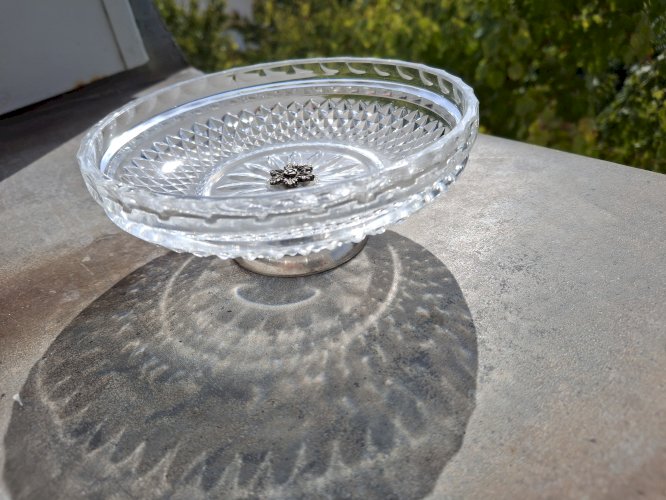 Petite coupe de service en cristal sur piédouche en argent 800 / 1000 diamètre 14,8 cm hauteur 6 cm