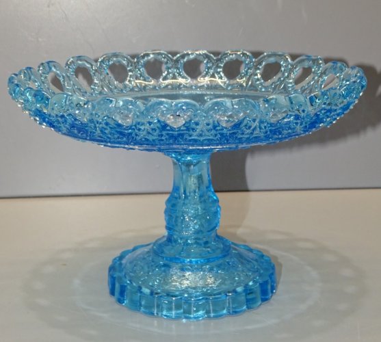 -PETITE COUPE SUR PIED COMPOTIER PLAT A DOUCEURS VERRE Moulé bleu bord ajouré  D