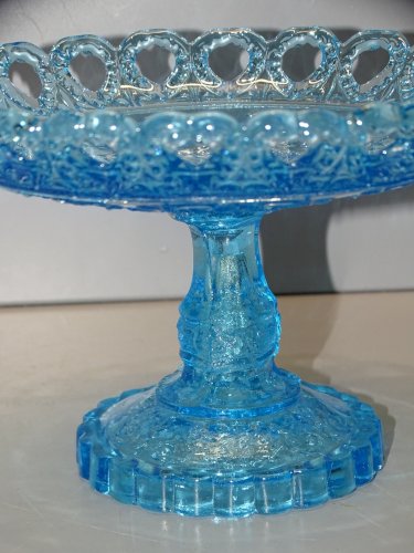 -PETITE COUPE SUR PIED COMPOTIER PLAT A DOUCEURS VERRE Moulé bleu bord ajouré  D