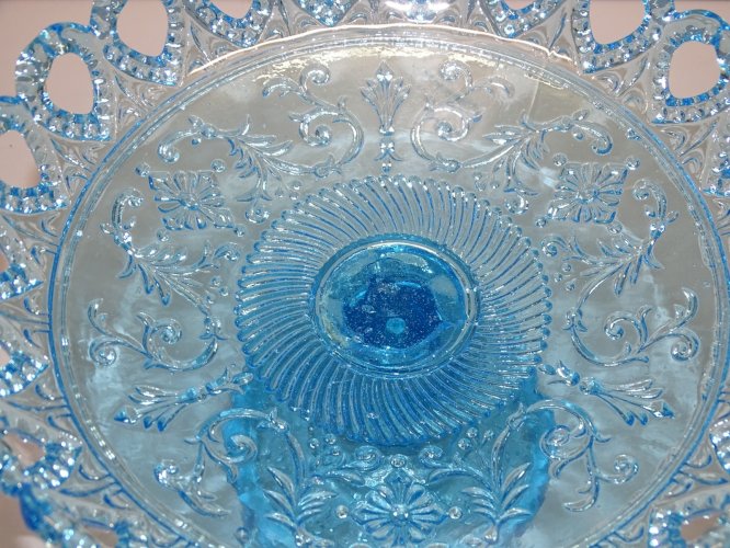 -PETITE COUPE SUR PIED COMPOTIER PLAT A DOUCEURS VERRE Moulé bleu bord ajouré  D