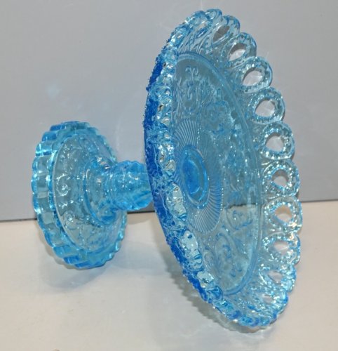 -PETITE COUPE SUR PIED COMPOTIER PLAT A DOUCEURS VERRE Moulé bleu bord ajouré  D