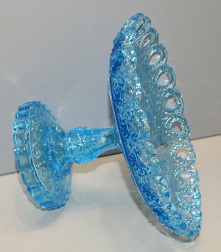 -PETITE COUPE SUR PIED COMPOTIER PLAT A DOUCEURS VERRE Moulé bleu bord ajouré  D