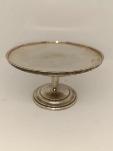 petite coupe sur pied de presentation signée Sambonet en bon etat