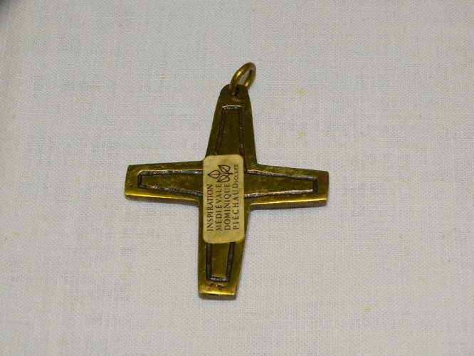 - PETITE CROIX PECTORALE BRONZE DOMINIQUE PIECHAUD avec émail Bleu & Rouge    D