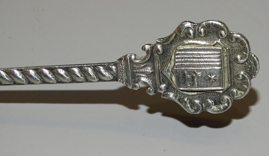 -PETITE CUILLERE ARGENT poinçons illisibles BLASON en BOUT de MANCHE   D