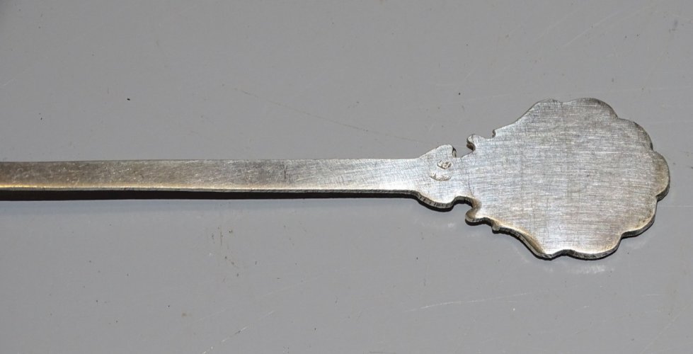 -PETITE CUILLERE ARGENT poinçons illisibles BLASON en BOUT de MANCHE   D