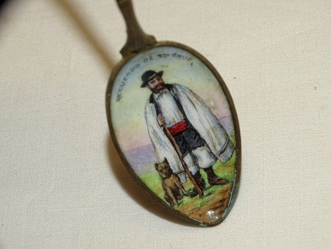-PETITE CUILLERE EMAILLEE RECUERDO DE SANTA CRUZ SOUVENIR DE VOYAGE ESPAGNE    D