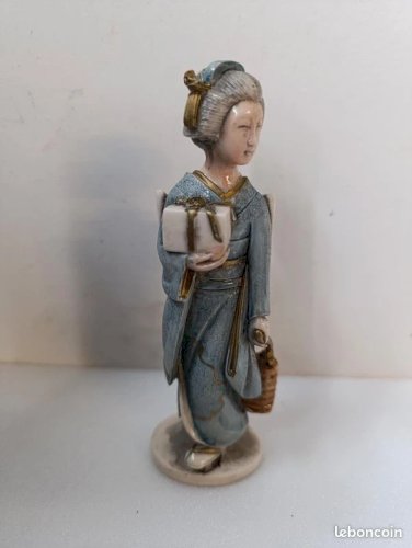 petite figurine asiatique en resine peint main représentant une geisha en bon etat