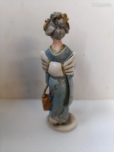 petite figurine asiatique en resine peint main représentant une geisha en bon etat