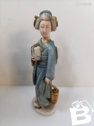 petite figurine asiatique en resine peint main représentant une geisha en bon etat