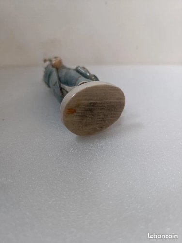 petite figurine asiatique en resine peint main représentant une geisha en bon etat