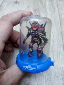 Petite figurine collection spiderman sous un globe plastique