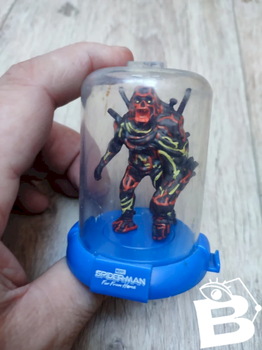 Petite figurine collection spiderman sous un globe plastique