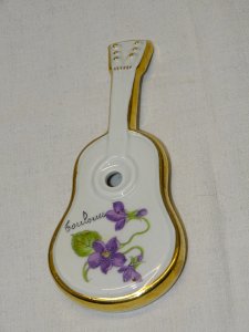 -PETITE GUITARE PORCELAINE DE FRANCE AVEC VIOLETTES de TOULOUSE COLLECTION   D