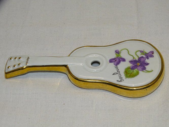 -PETITE GUITARE PORCELAINE DE FRANCE AVEC VIOLETTES de TOULOUSE COLLECTION   D