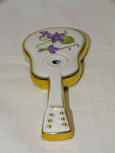 -PETITE GUITARE PORCELAINE DE FRANCE AVEC VIOLETTES de TOULOUSE COLLECTION   D