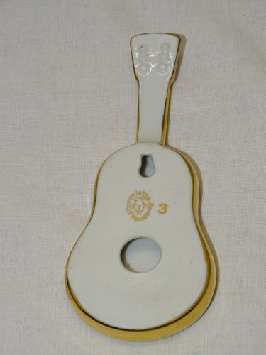 -PETITE GUITARE PORCELAINE DE FRANCE AVEC VIOLETTES de TOULOUSE COLLECTION   D