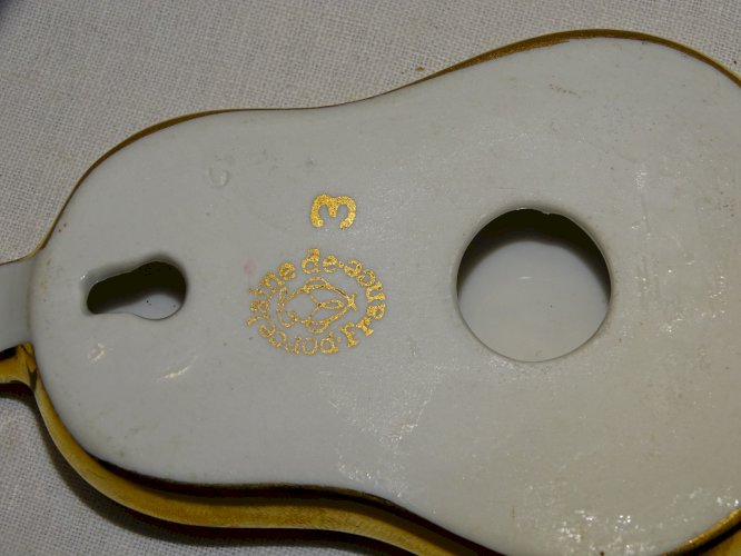 -PETITE GUITARE PORCELAINE DE FRANCE AVEC VIOLETTES de TOULOUSE COLLECTION   D