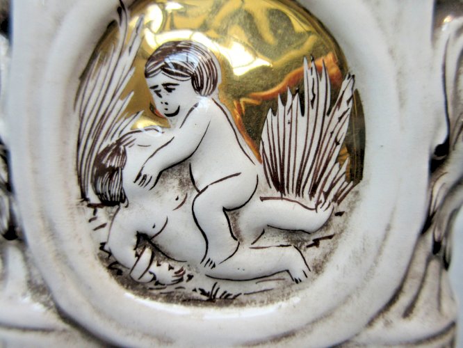 Petite jardinière de guéridon porcelaine Capodimente Italie: chahut d'Angelots