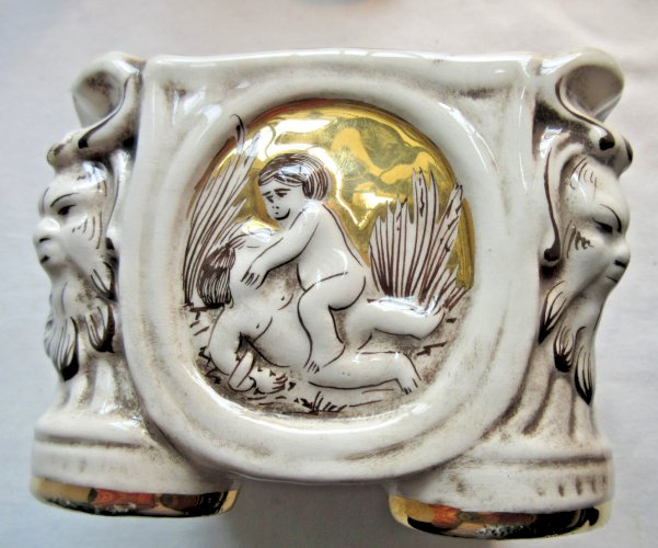Petite jardinière de guéridon porcelaine Capodimente Italie: chahut d'Angelots