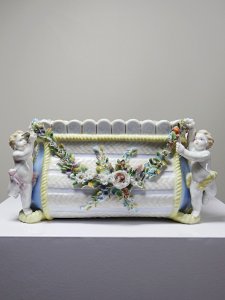 Petite jardinière en porcelaine Allemande ancienne Putti XIXe style Meissen