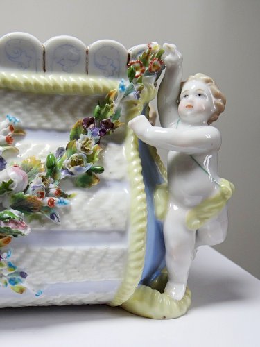 Petite jardinière en porcelaine Allemande ancienne Putti XIXe style Meissen