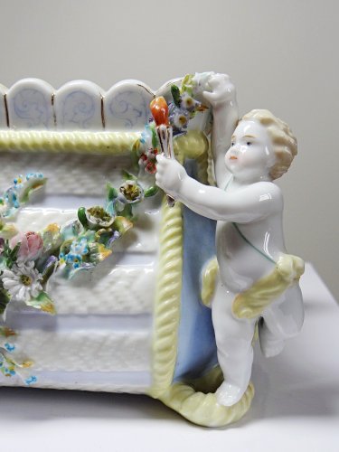 Petite jardinière en porcelaine Allemande ancienne Putti XIXe style Meissen