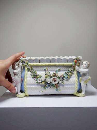Petite jardinière en porcelaine Allemande ancienne Putti XIXe style Meissen