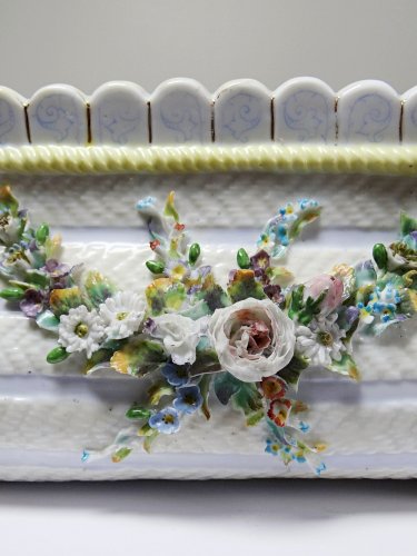 Petite jardinière en porcelaine Allemande ancienne Putti XIXe style Meissen