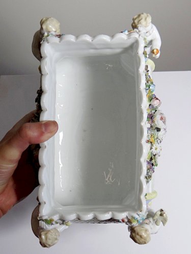 Petite jardinière en porcelaine Allemande ancienne Putti XIXe style Meissen